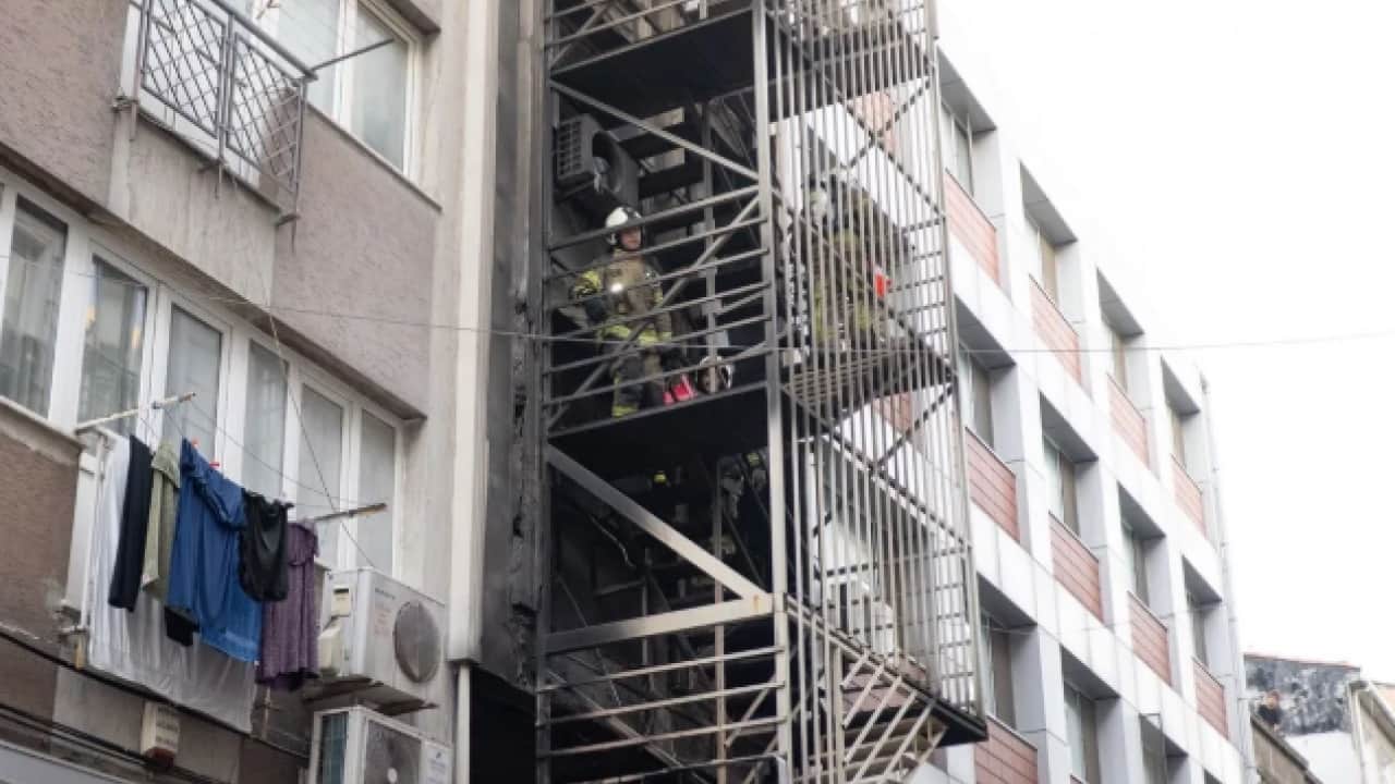 Foto - İstanbul'da otel yangını! Alevler binayı sardı: 12 yaralı