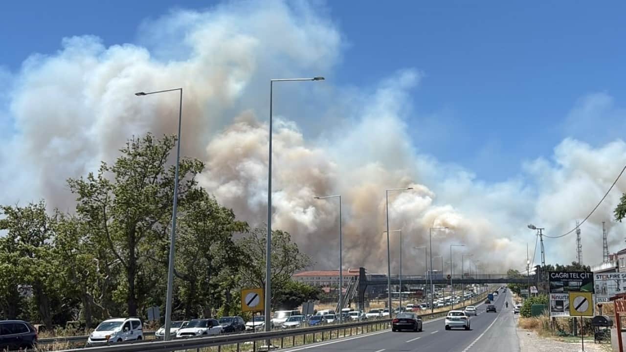 Foto - İstanbul'da otluk alanda yangın! Yerleşim yerlerinin dibinde...