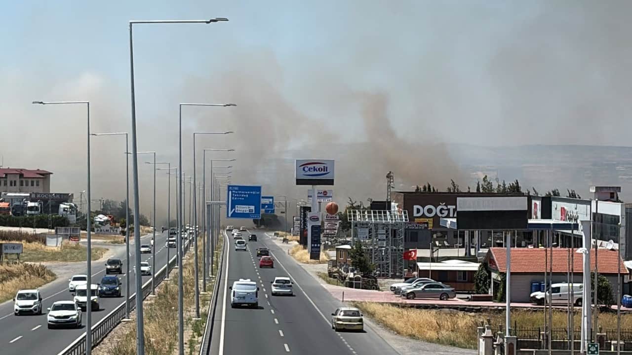 Foto - İstanbul'da otluk alanda yangın! Yerleşim yerlerinin dibinde...