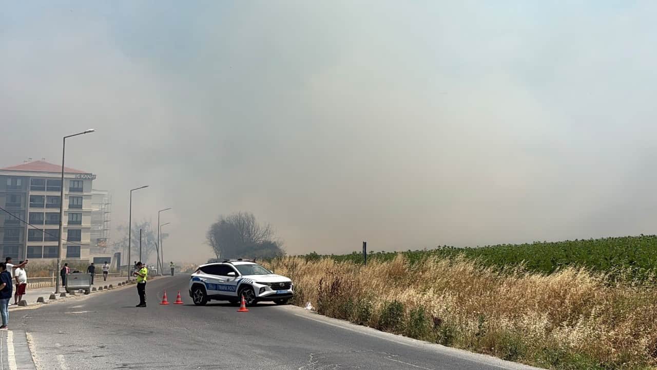 Foto - İstanbul'da otluk alanda yangın! Yerleşim yerlerinin dibinde...