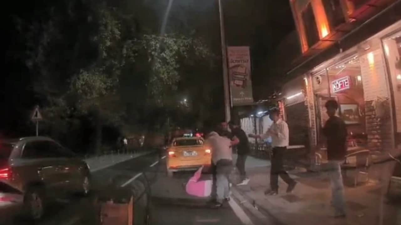 İstanbul'da taksici terörü: Ücreti beğenmedi için yaşlı çifti dövdü!