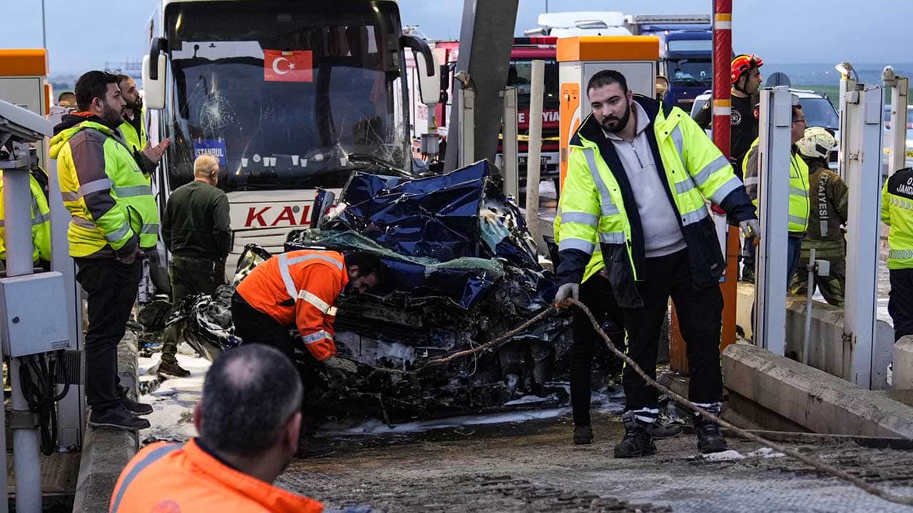 Foto - İstanbul'da yolcu otobüsü kaza yaptı! Ölüler var