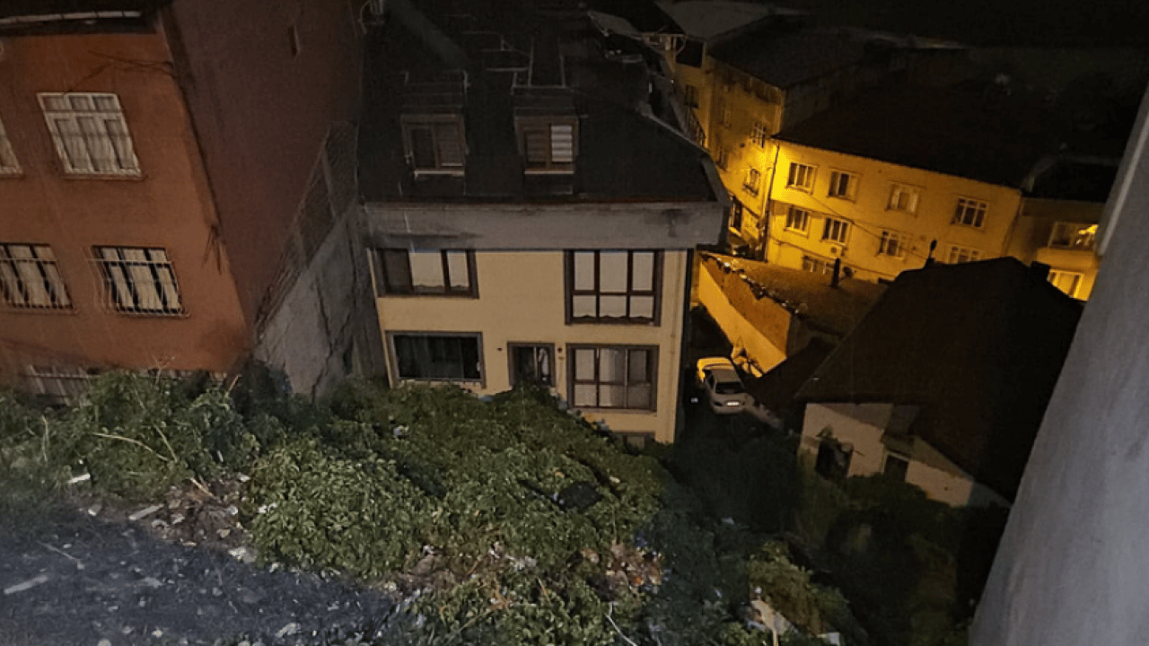 Foto - İstanbul’u sağanak vurdu! Yollar çöktü, alt geçitler göle döndü