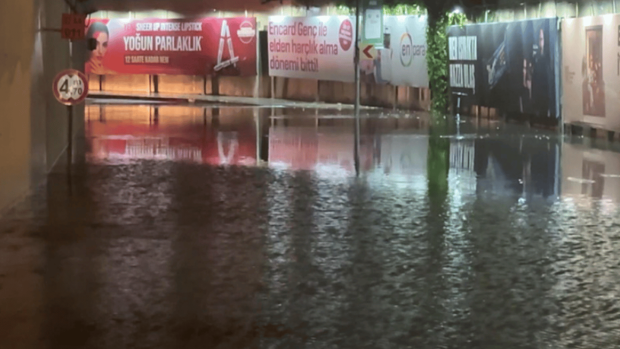 Foto - İstanbul’u sağanak vurdu! Yollar çöktü, alt geçitler göle döndü
