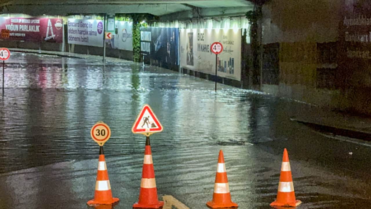 Foto - İstanbul’u sağanak vurdu! Yollar çöktü, alt geçitler göle döndü