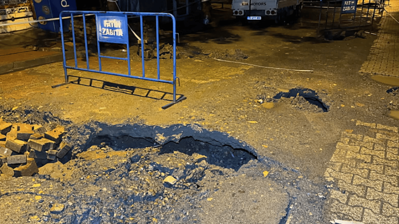 Foto - İstanbul’u sağanak vurdu! Yollar çöktü, alt geçitler göle döndü