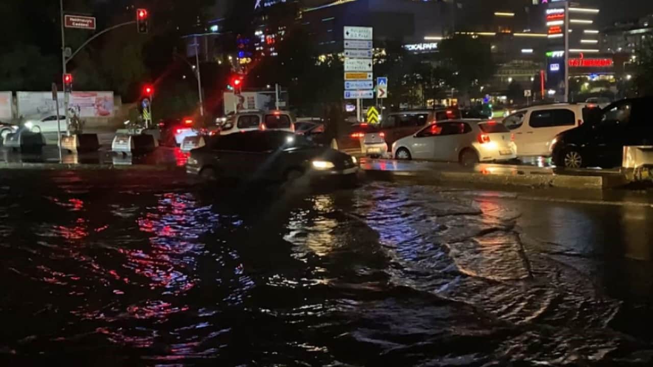 Foto - İstanbul’u sağanak vurdu! Yollar çöktü, alt geçitler göle döndü