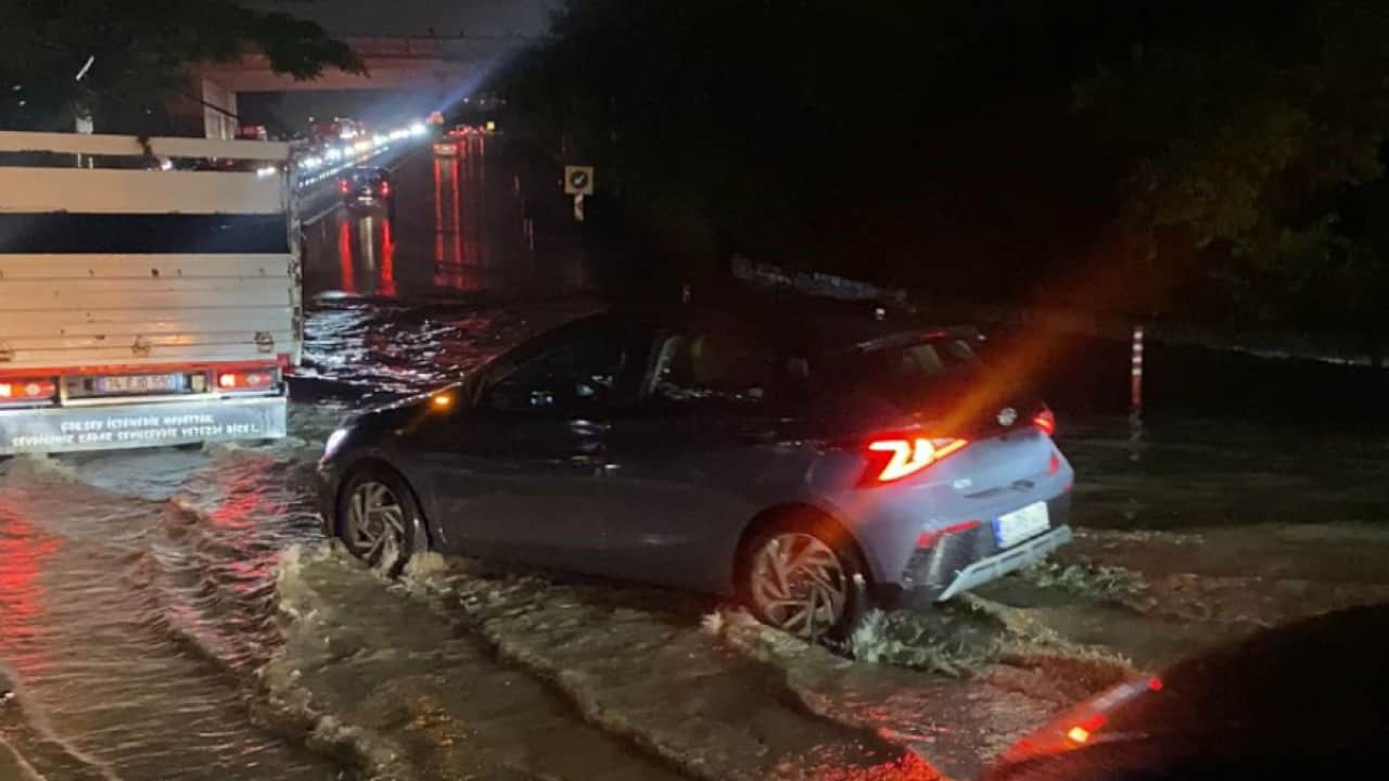 Foto - İstanbul’u sağanak vurdu! Yollar çöktü, alt geçitler göle döndü