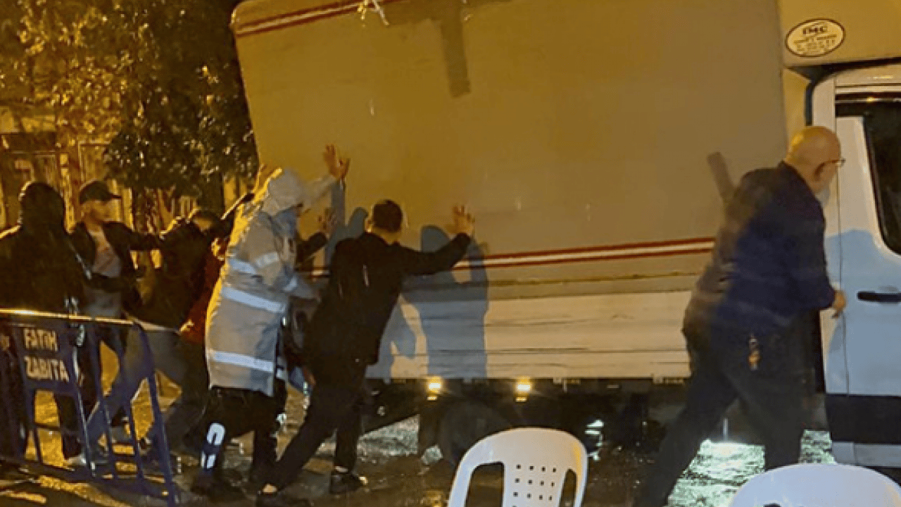 Foto - İstanbul’u sağanak vurdu! Yollar çöktü, alt geçitler göle döndü