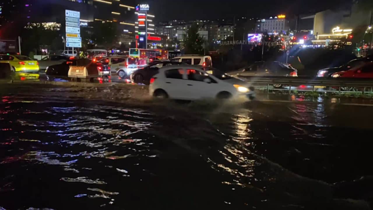 Foto - İstanbul’u sağanak vurdu! Yollar çöktü, alt geçitler göle döndü