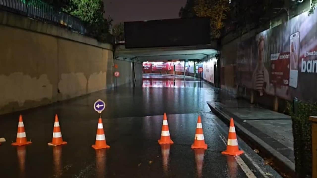 Foto - İstanbul’u sağanak vurdu! Yollar çöktü, alt geçitler göle döndü