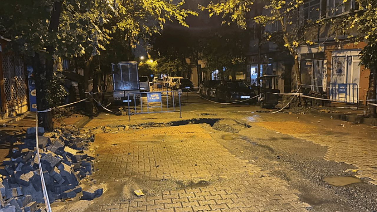 Foto - İstanbul’u sağanak vurdu! Yollar çöktü, alt geçitler göle döndü