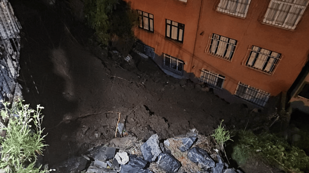 Foto - İstanbul’u sağanak vurdu! Yollar çöktü, alt geçitler göle döndü