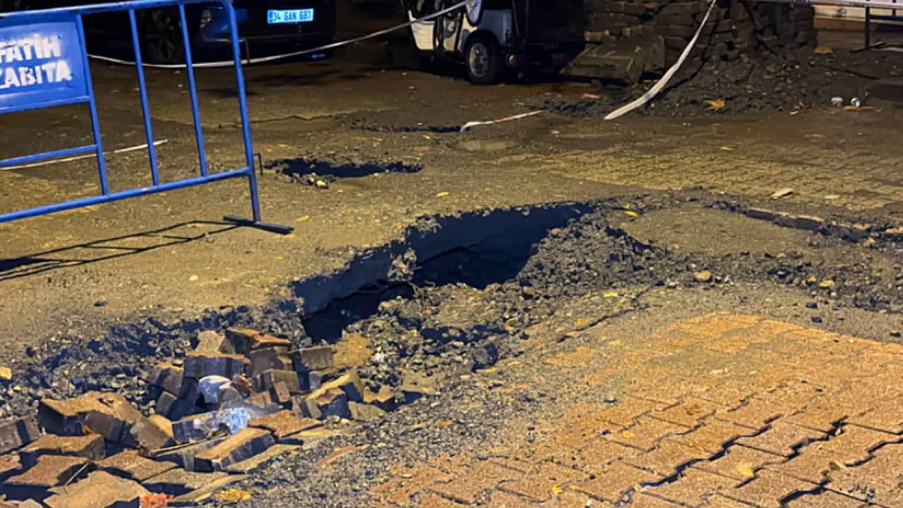 Foto - İstanbul’u sağanak vurdu! Yollar çöktü, alt geçitler göle döndü