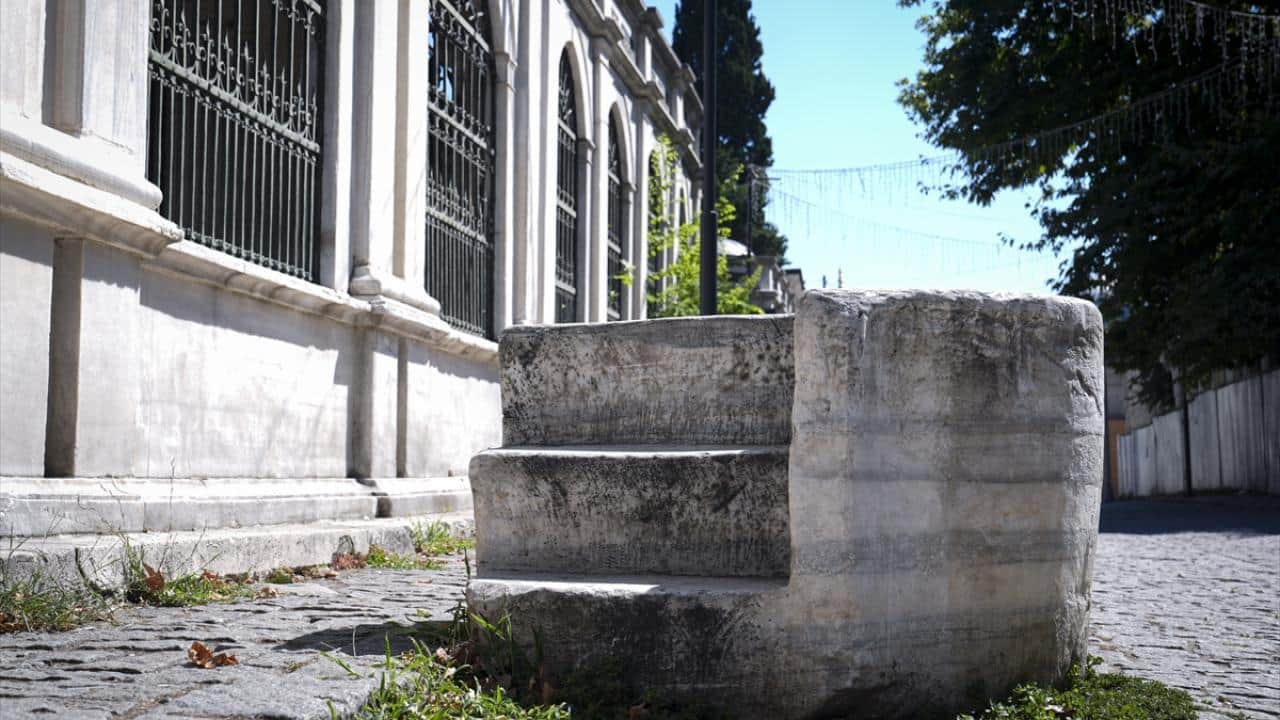 Foto - İstanbul'un binek taşları: Tarihi yapıları arasında saklı kalmışlar