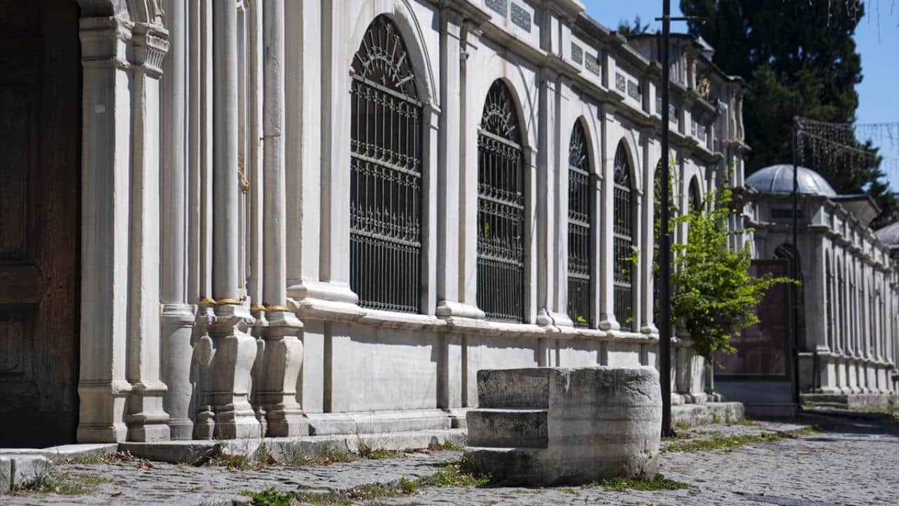 Foto - İstanbul'un binek taşları: Tarihi yapıları arasında saklı kalmışlar