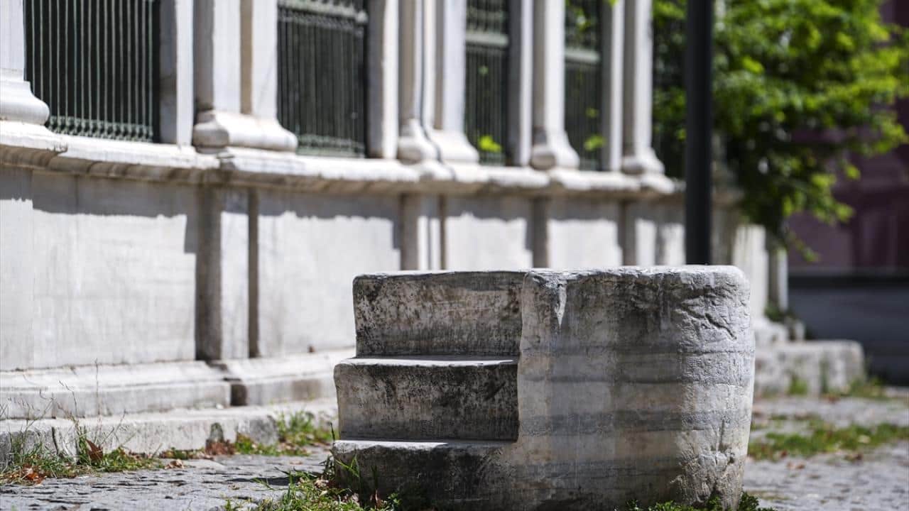 Foto - İstanbul'un binek taşları: Tarihi yapıları arasında saklı kalmışlar