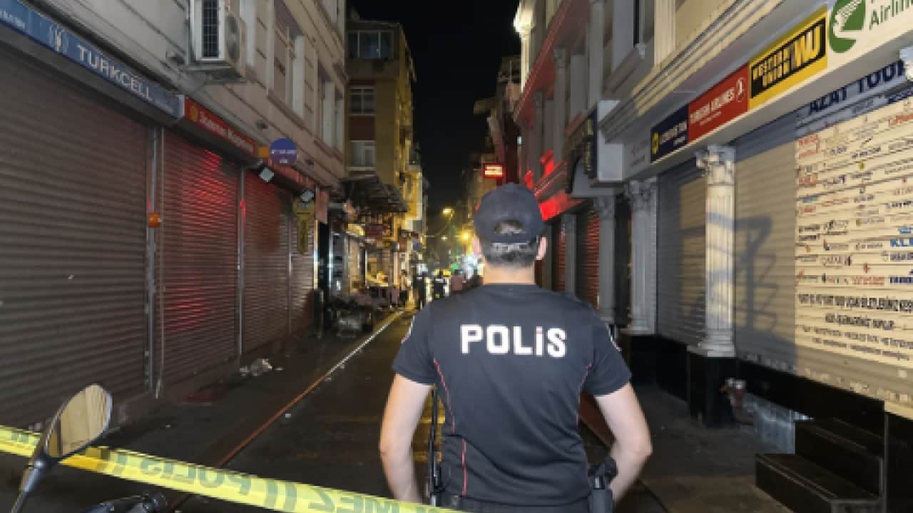 Foto - İstanbul'un göbeğinde kanlı saldırı: 1 kişi hayatını kaybetti!