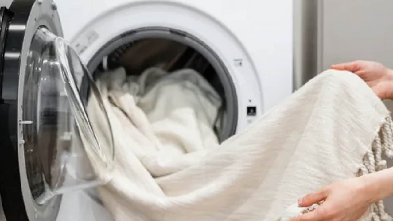İşte çamaşır yıkarken yapılan en büyük hata! Renkleri canlı, kokusunu taze tutan o püf nokta!