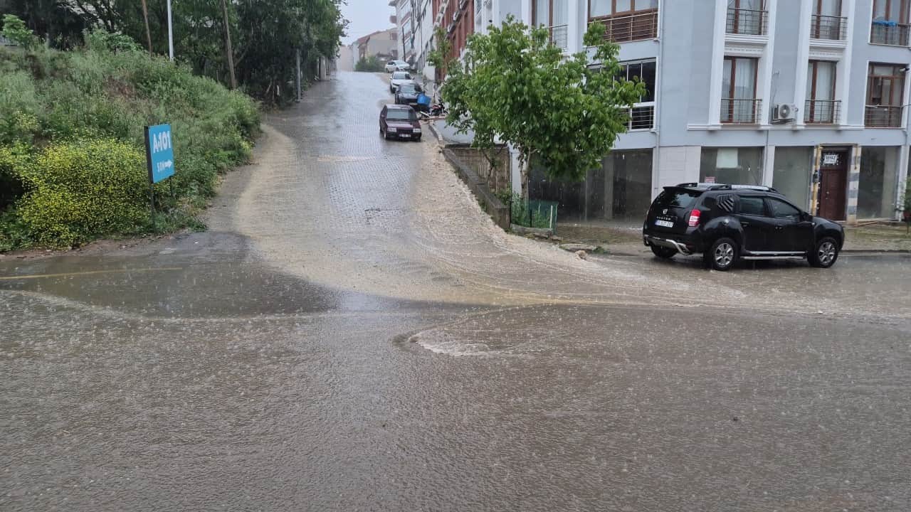 İşte CHP belediyeciliği! 10 dakikalık yağmur tüm ilçeyi felç etti