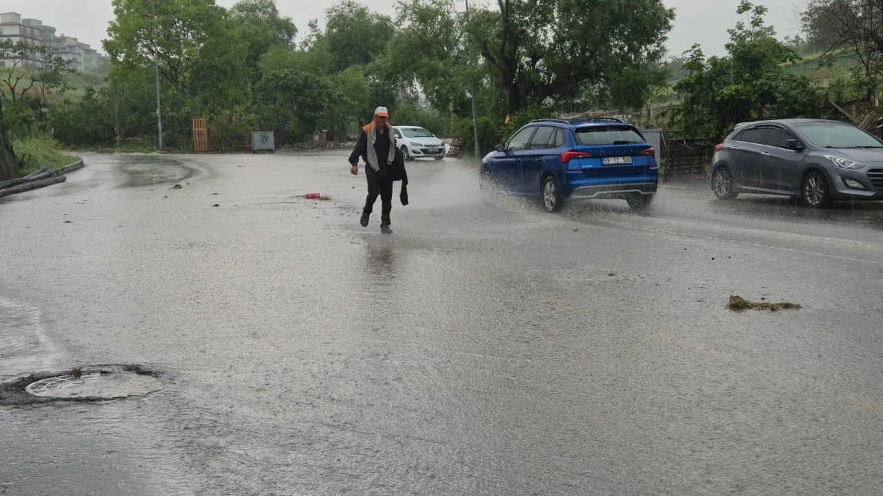 Foto - İşte CHP belediyeciliği! 10 dakikalık yağmur tüm ilçeyi felç etti