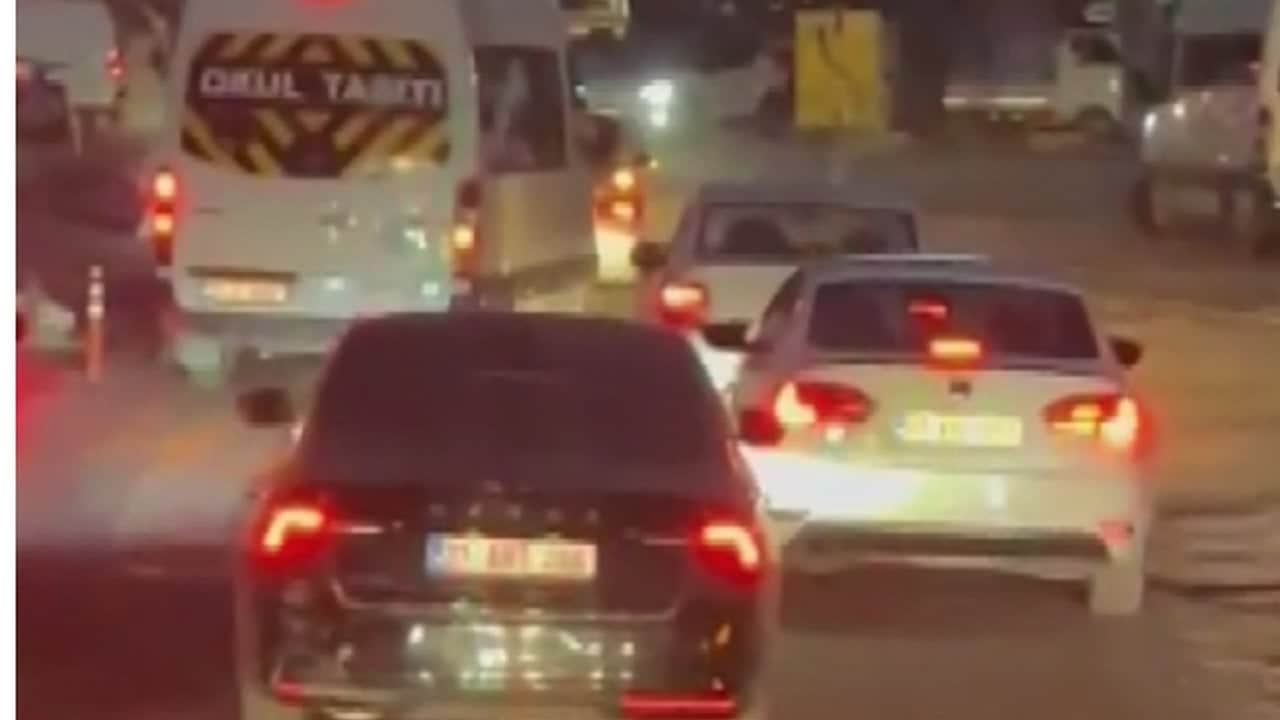 Foto - İtfaiyenin önünü kesti, üstüne bir de çakarını açıp yol istedi! Türkiye’nin konuştuğu araç bakın kimin çıktı?
