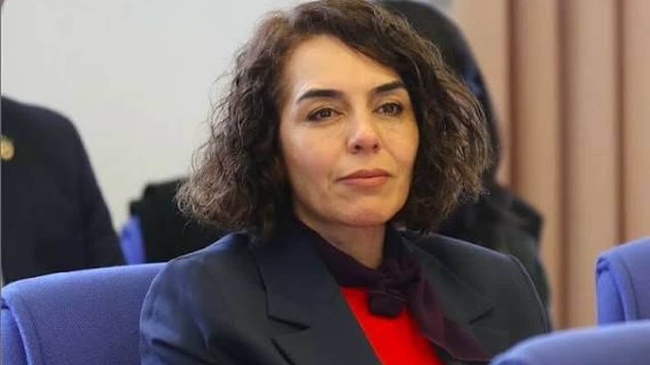 Foto - İtfaiyenin önünü kesti, üstüne bir de çakarını açıp yol istedi! Türkiye’nin konuştuğu araç bakın kimin çıktı?