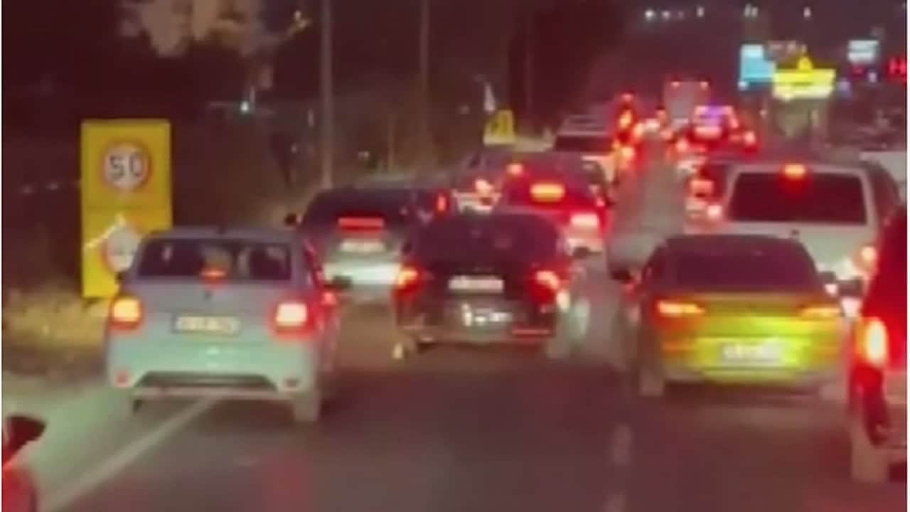 Foto - İtfaiyenin önünü kesti, üstüne bir de çakarını açıp yol istedi! Türkiye’nin konuştuğu araç bakın kimin çıktı?
