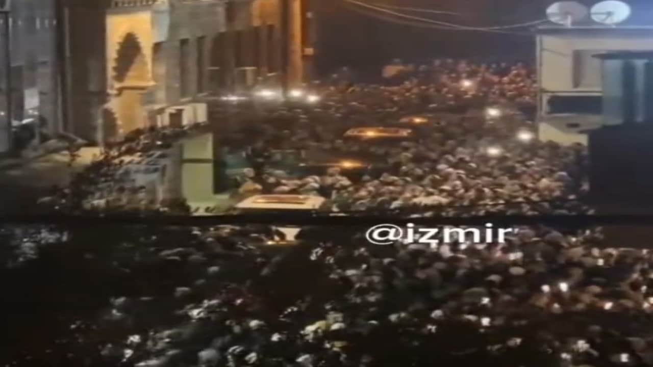 Foto - İzmir İzmir olalı böyle kalabalık görmedi! Ziyarete gelen isim için oluşan insan seli olay oldu