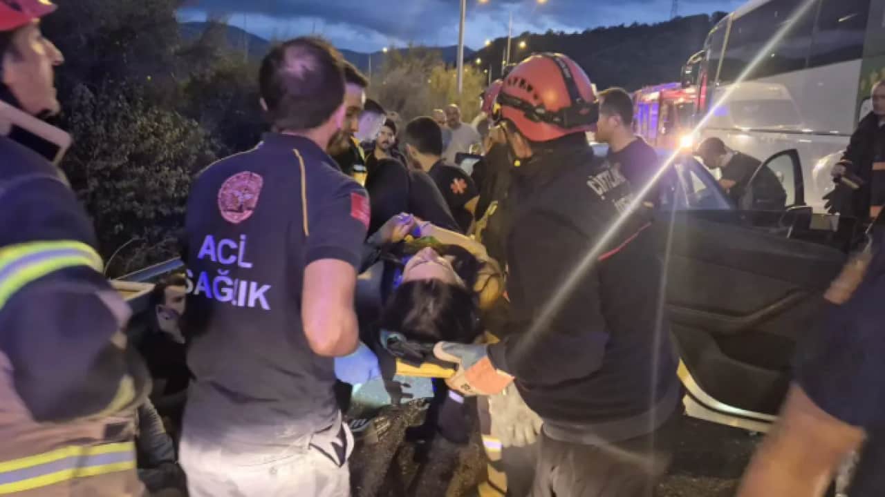 Foto - İzmir Otoyolu'nda büyük kaza: Çok sayıda yaralı var!
