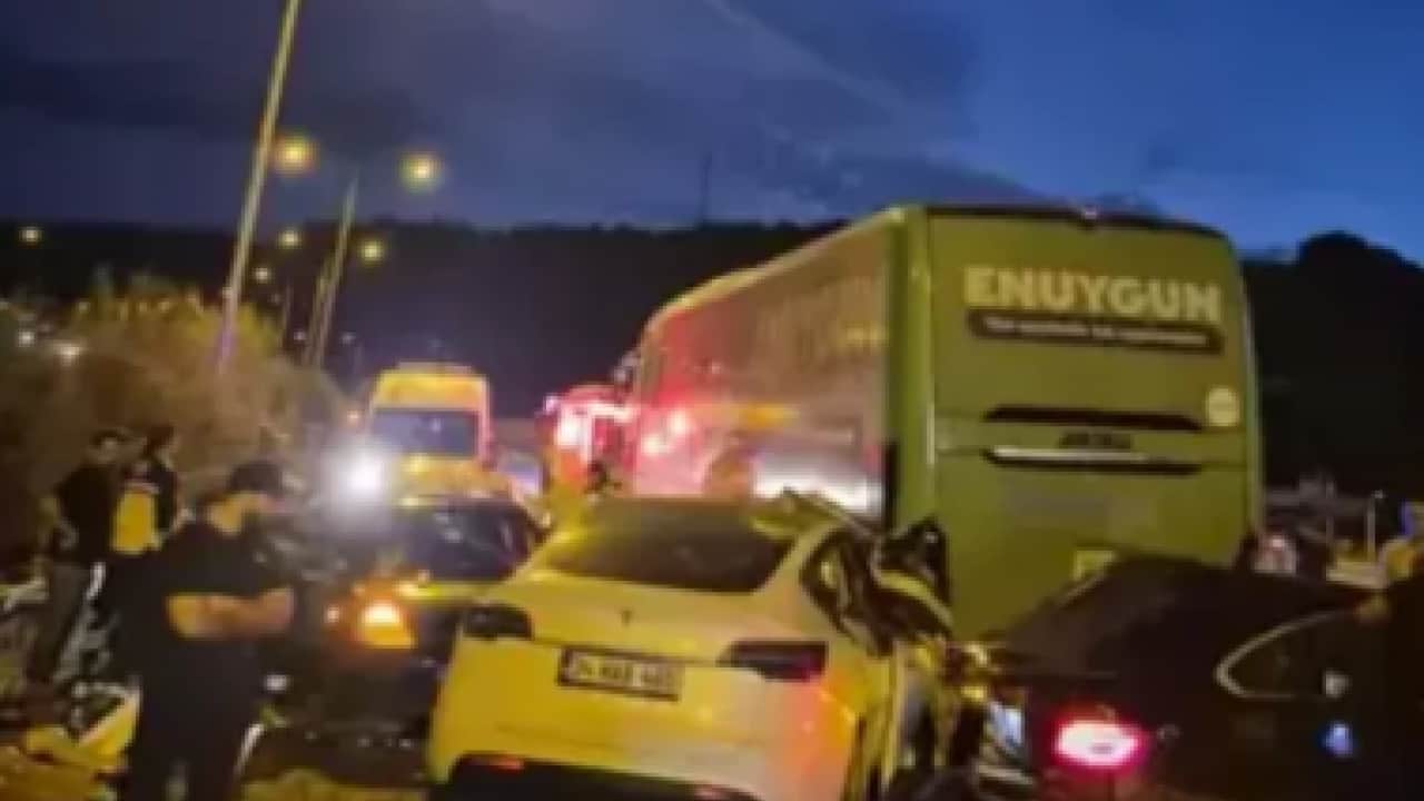 Foto - İzmir Otoyolu'nda büyük kaza: Çok sayıda yaralı var!