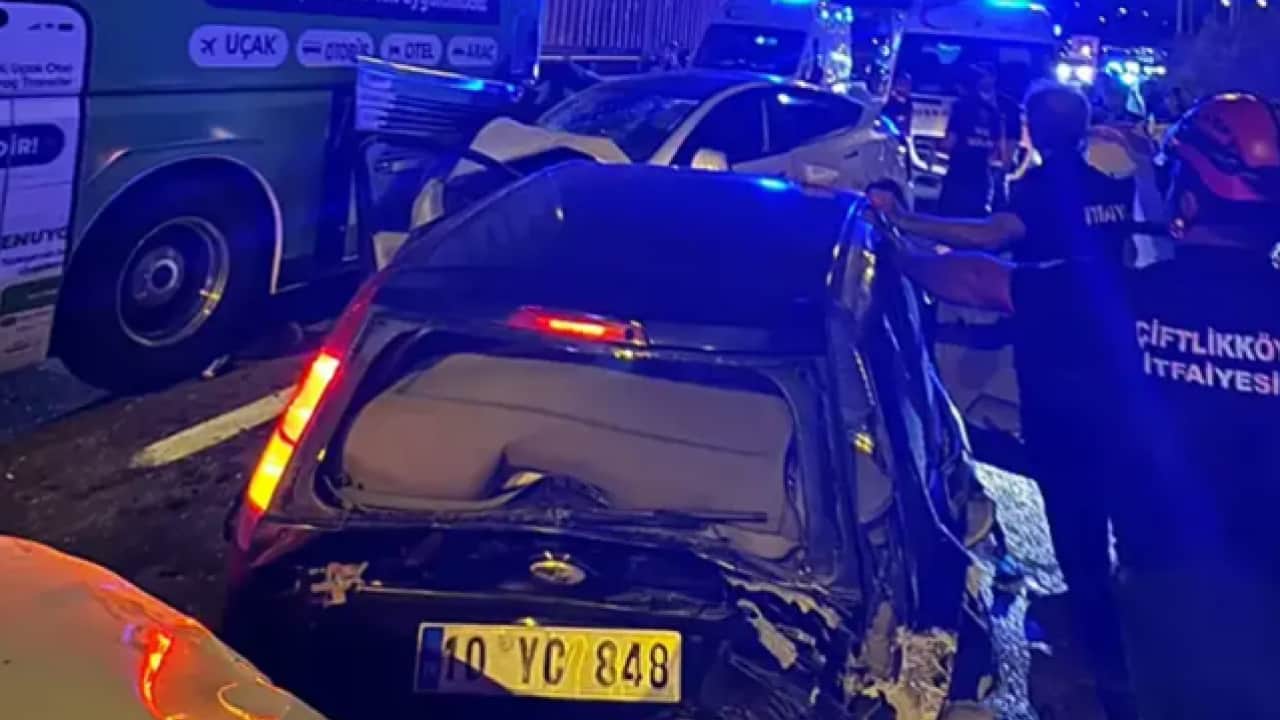 Foto - İzmir Otoyolu'nda büyük kaza: Çok sayıda yaralı var!