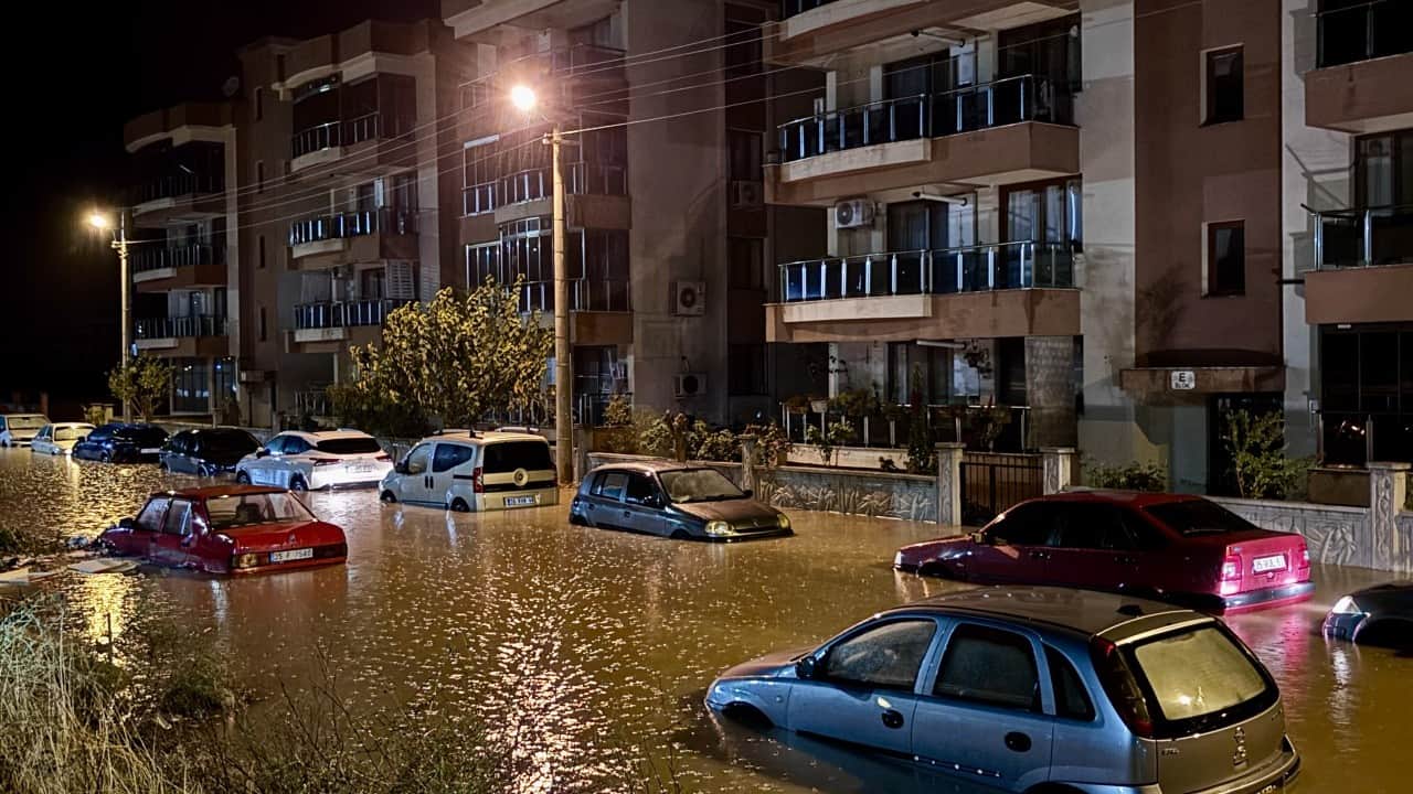 Foto - İzmir’de CHP’den büyük hizmet: Sokakları dolduran çöpleri sel sularına temizlettiler!