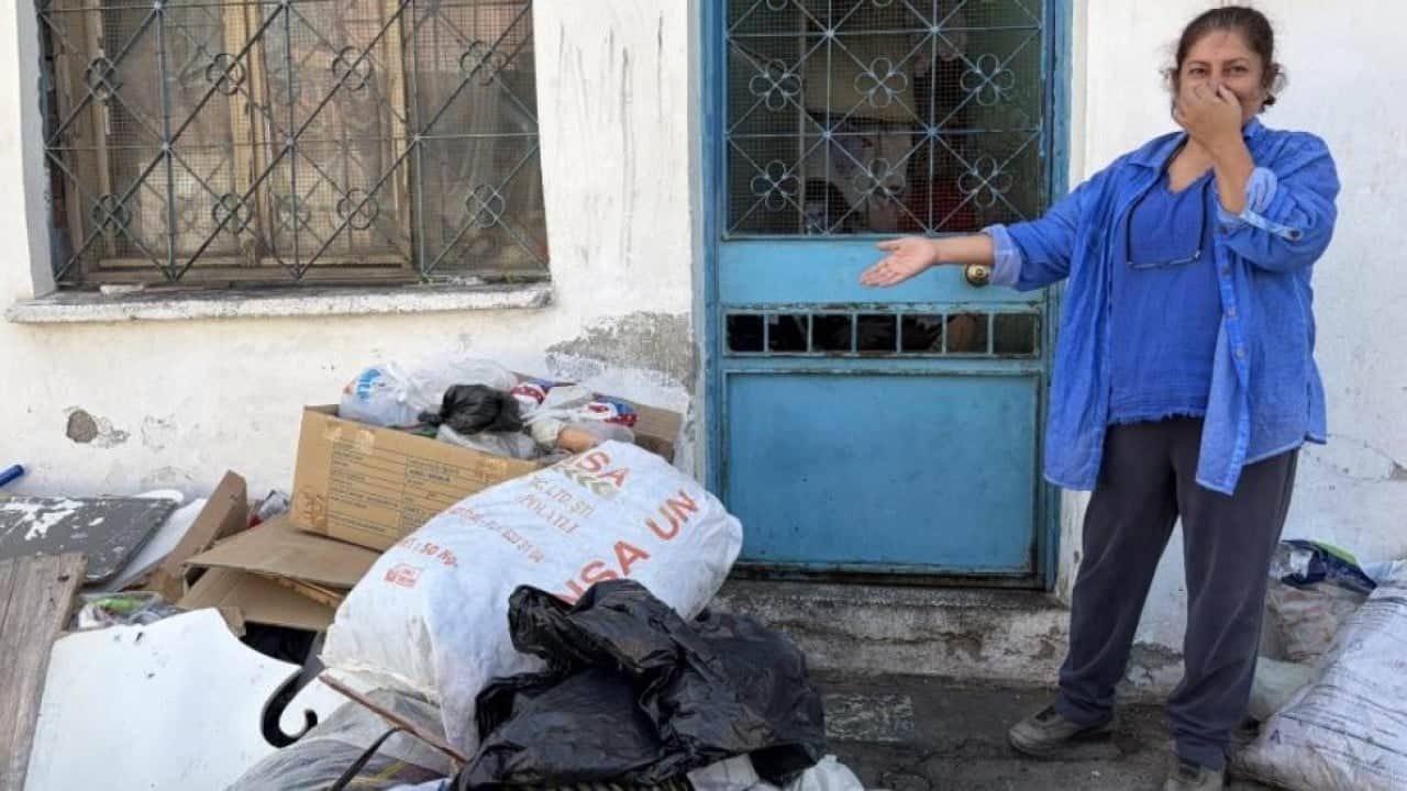 Foto - İzmir’de çöp ev rezaleti! Konak’ta mahalleli kötü koku ve haşerelerden bıktı
