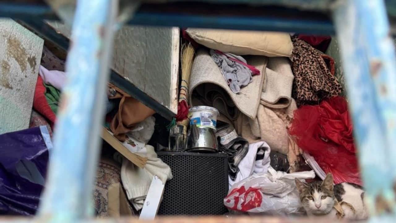Foto - İzmir’de çöp ev rezaleti! Konak’ta mahalleli kötü koku ve haşerelerden bıktı