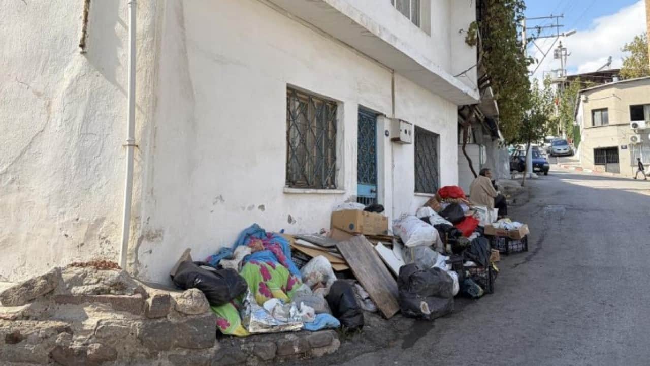 Foto - İzmir’de çöp ev rezaleti! Konak’ta mahalleli kötü koku ve haşerelerden bıktı