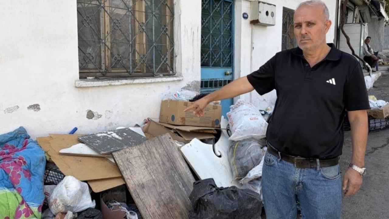 Foto - İzmir’de çöp ev rezaleti! Konak’ta mahalleli kötü koku ve haşerelerden bıktı
