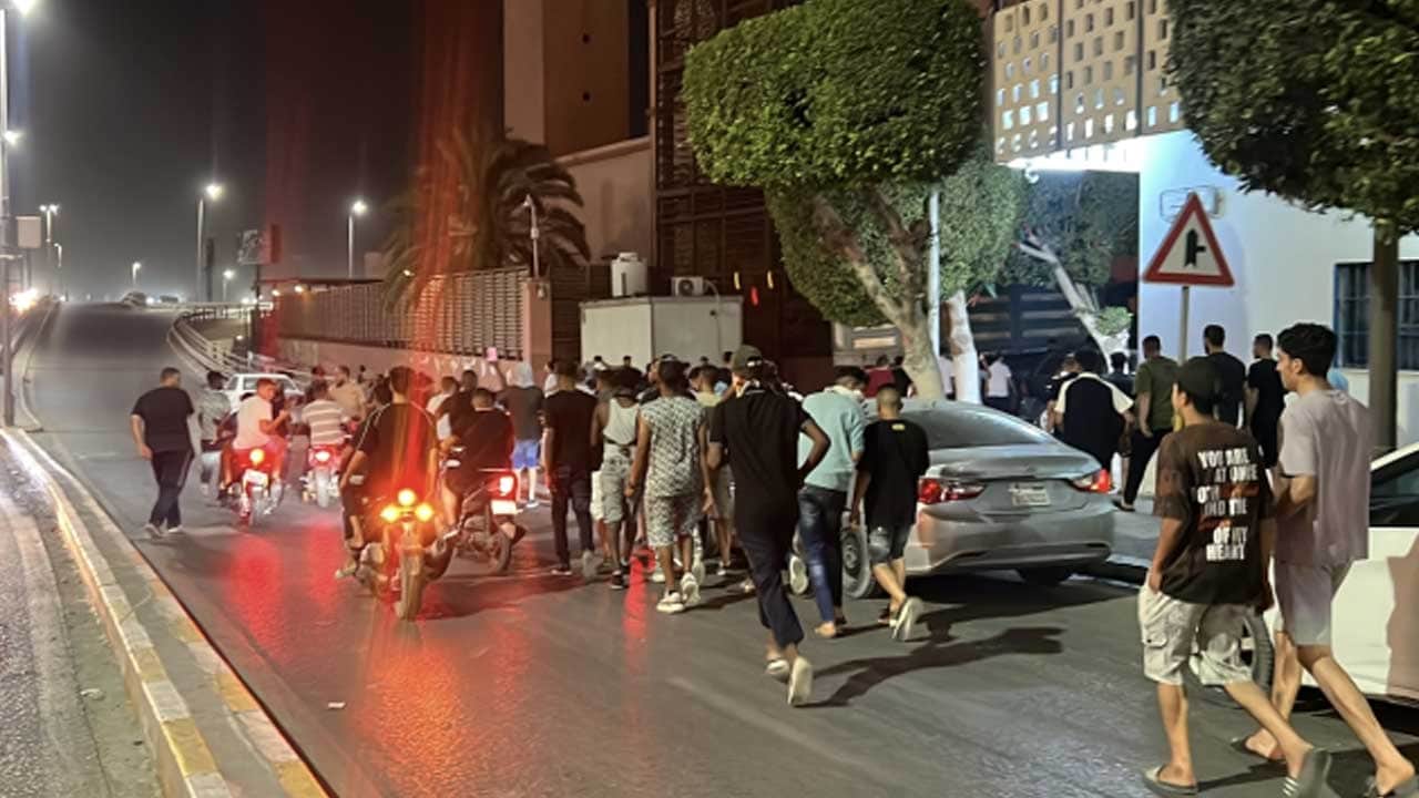 Foto - Kaddafi'yi mumla arıyorlar! Libya'da elektrik krizi derinleşiyor