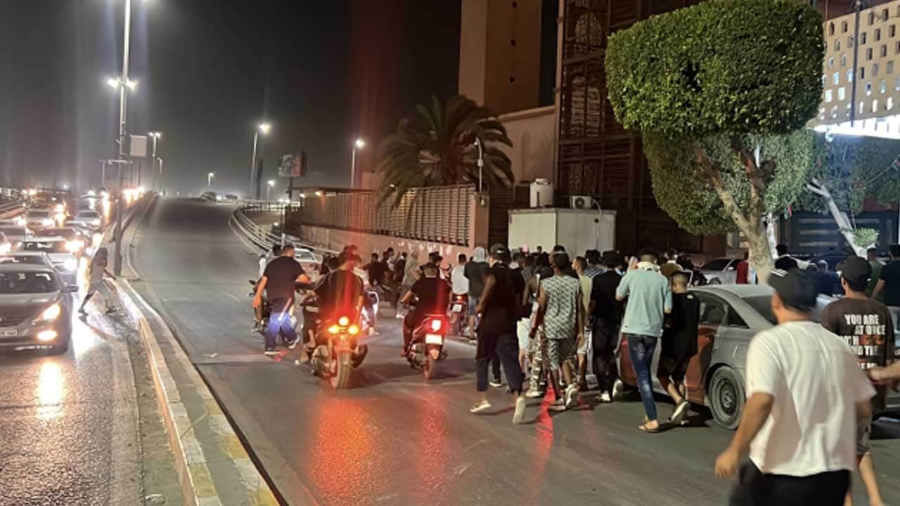 Foto - Kaddafi'yi mumla arıyorlar! Libya'da elektrik krizi derinleşiyor