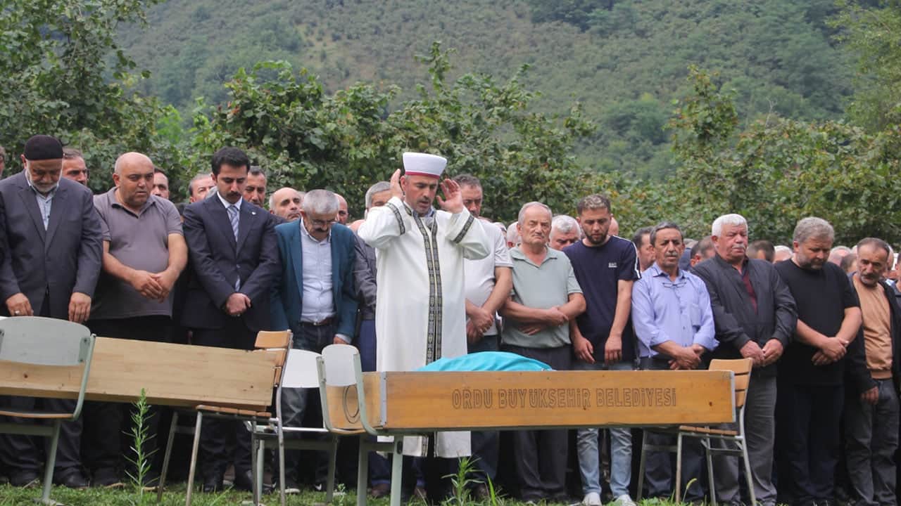 Foto - Kader onları hiç ayırmadı! Aynı evde doğdular, aynı eve gelin gittiler, aynı gün öldüler, yan yana gömüldüler