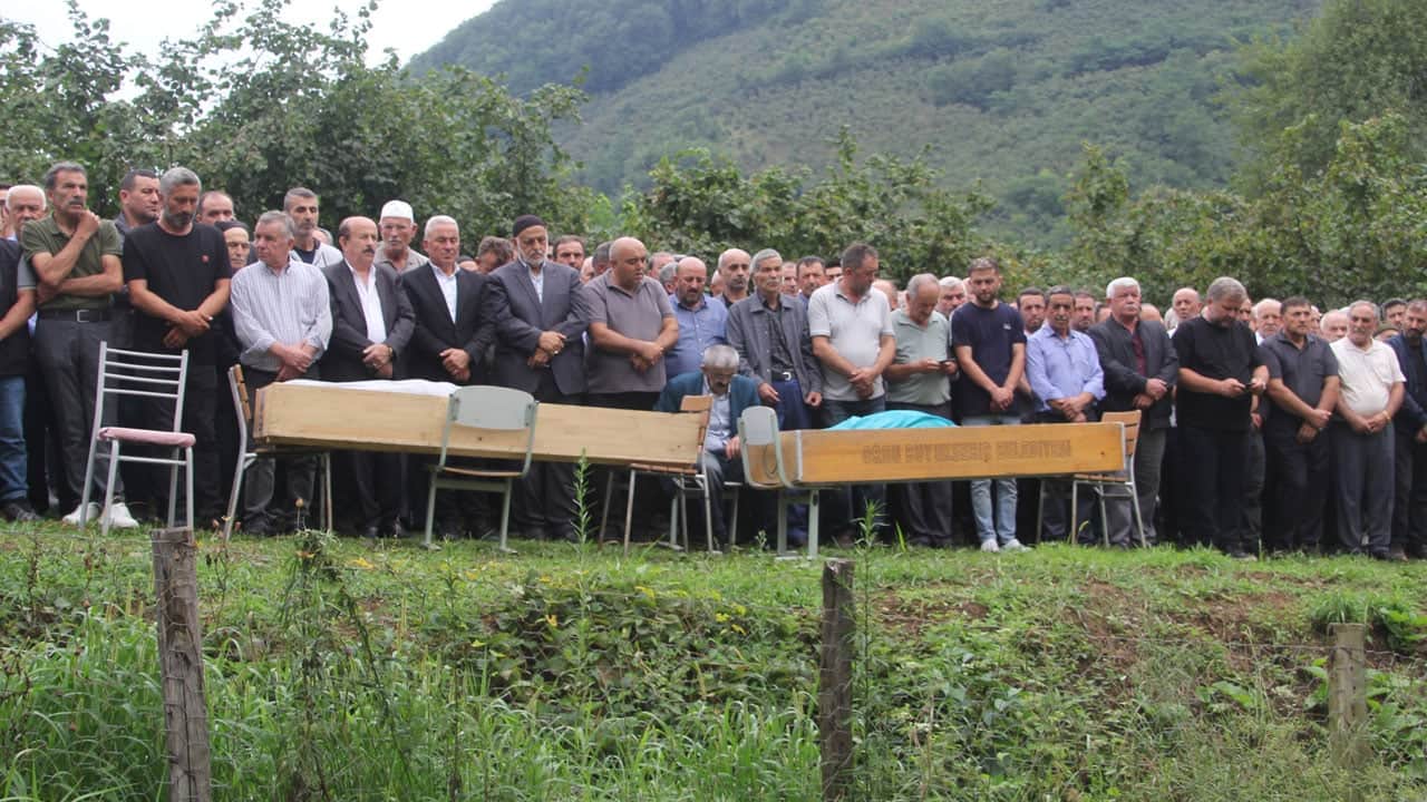 Foto - Kader onları hiç ayırmadı! Aynı evde doğdular, aynı eve gelin gittiler, aynı gün öldüler, yan yana gömüldüler