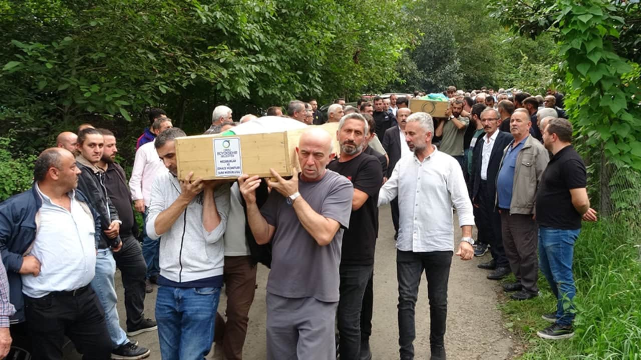 Foto - Kader onları hiç ayırmadı! Aynı evde doğdular, aynı eve gelin gittiler, aynı gün öldüler, yan yana gömüldüler