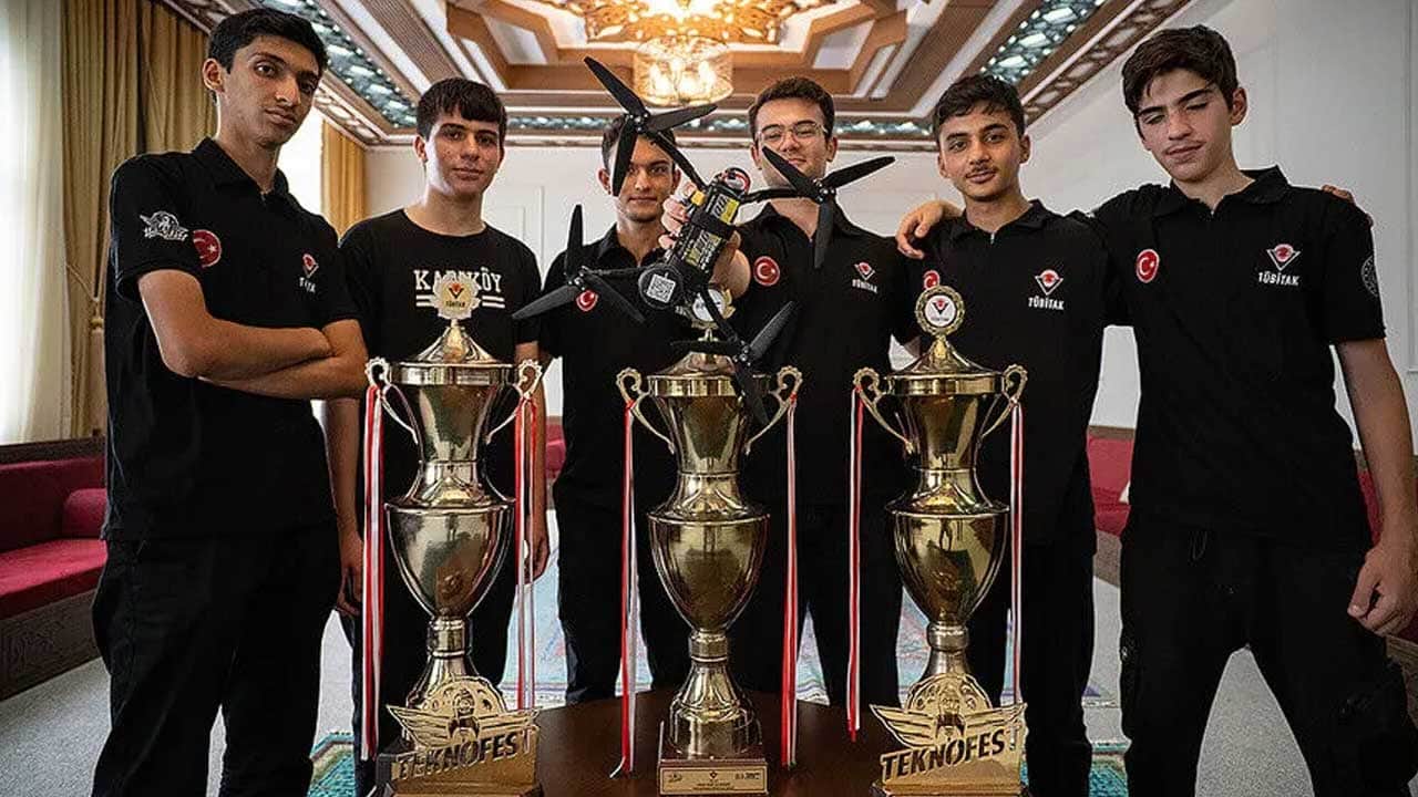 Foto - Kadıköy Anadolu İmam Hatip Lisesi öğrencilerinden gururlandıran başarı