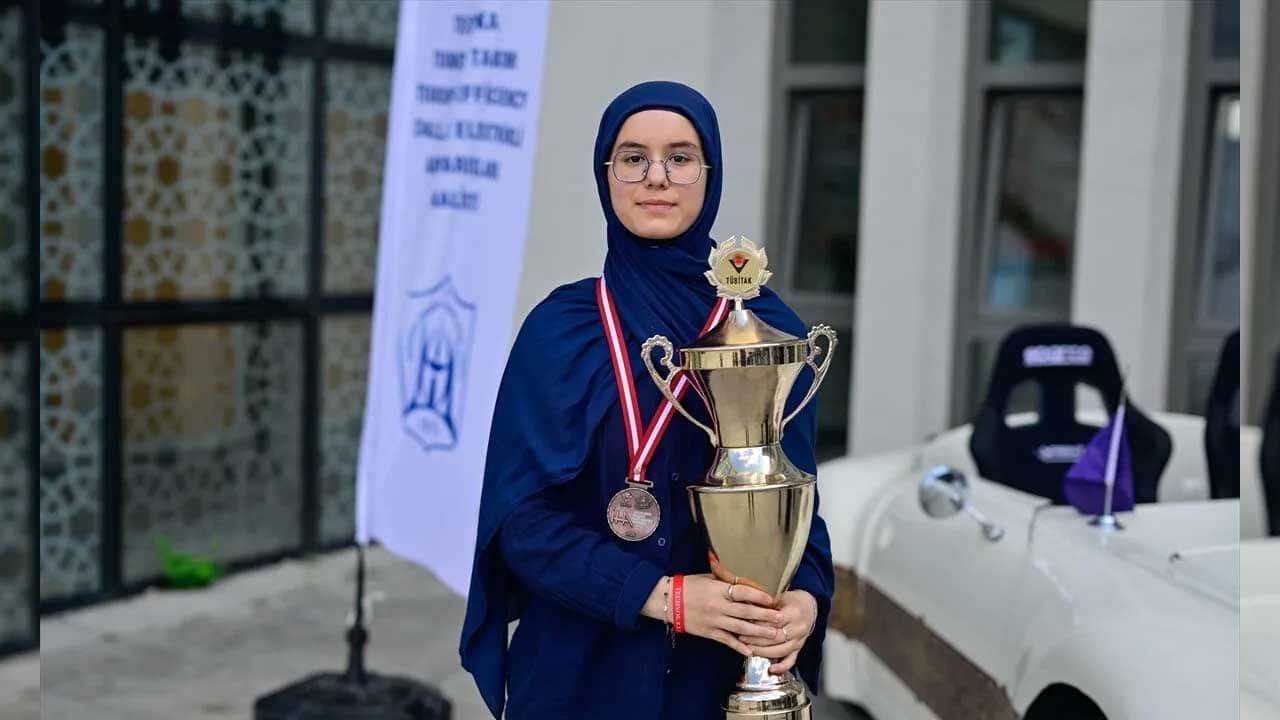 Foto - Kadıköy Anadolu İmam Hatip Lisesinin kız öğrencilerinden gururlandıran başarı