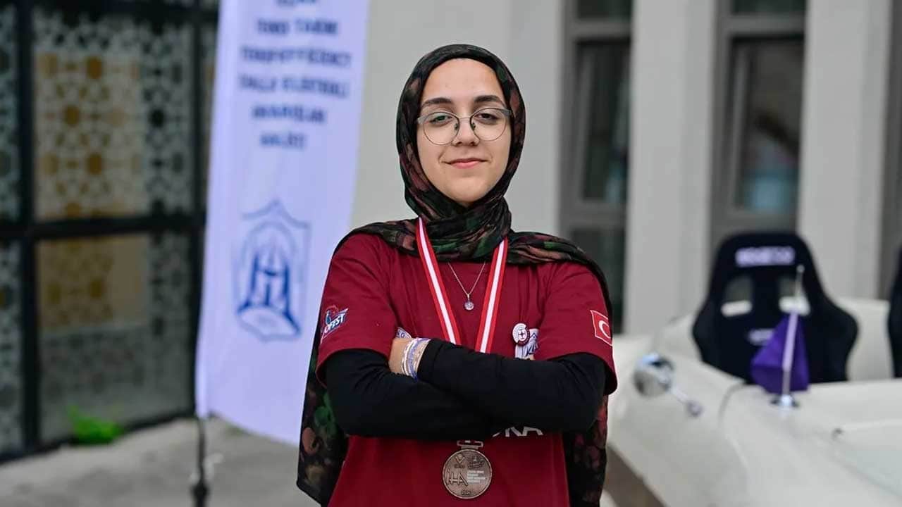 Foto - Kadıköy Anadolu İmam Hatip Lisesinin kız öğrencilerinden gururlandıran başarı