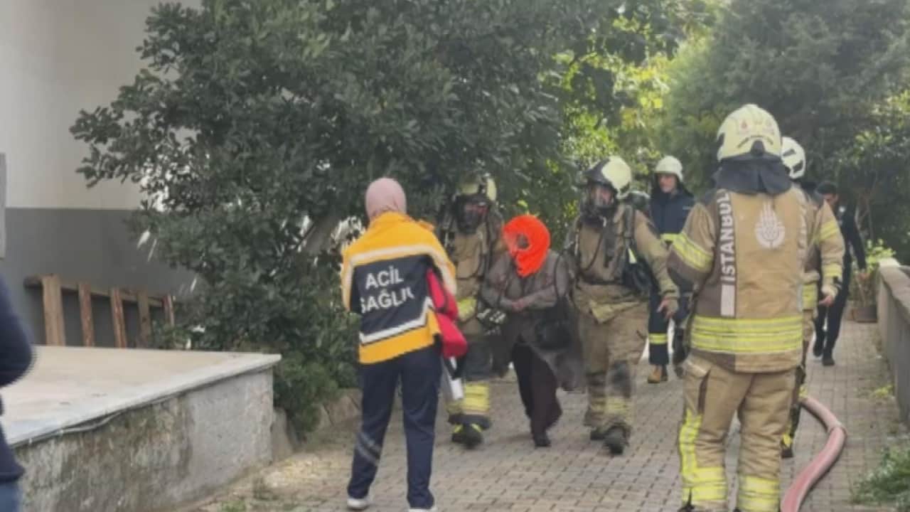Kadıköy’de korkutan yangın! 8 katlı binada can pazarı!