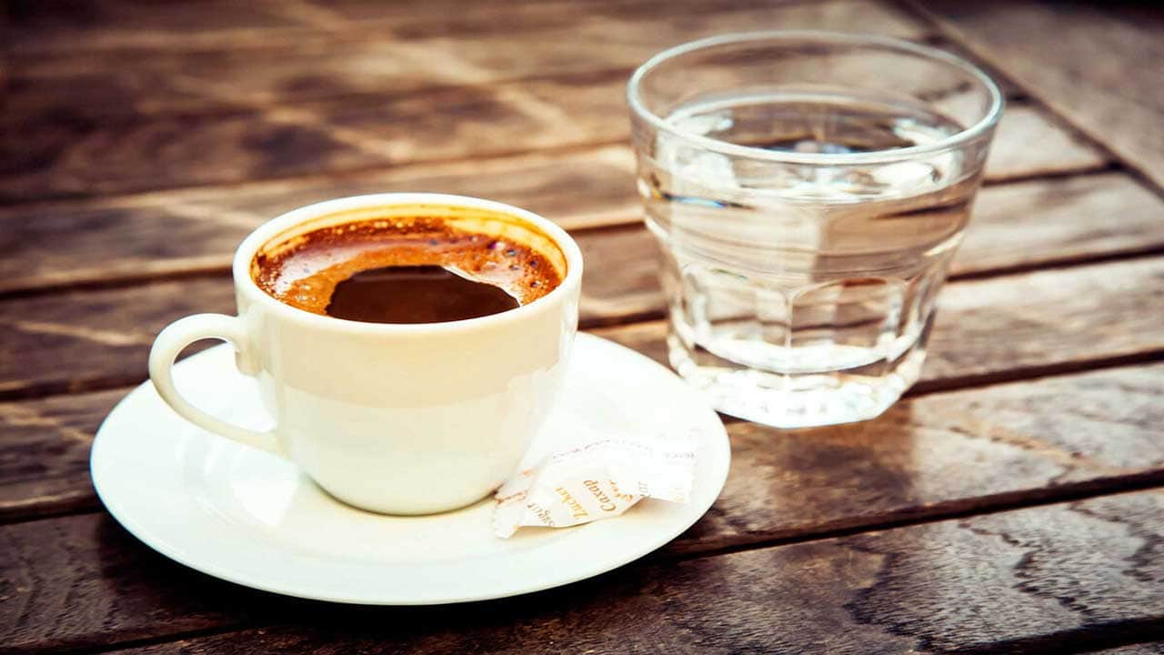 Kahvenin yanında gelen o bardak su ne zaman içilmeli! Uzmanlar açıkladı, bildiğiniz her şeyi unutun!