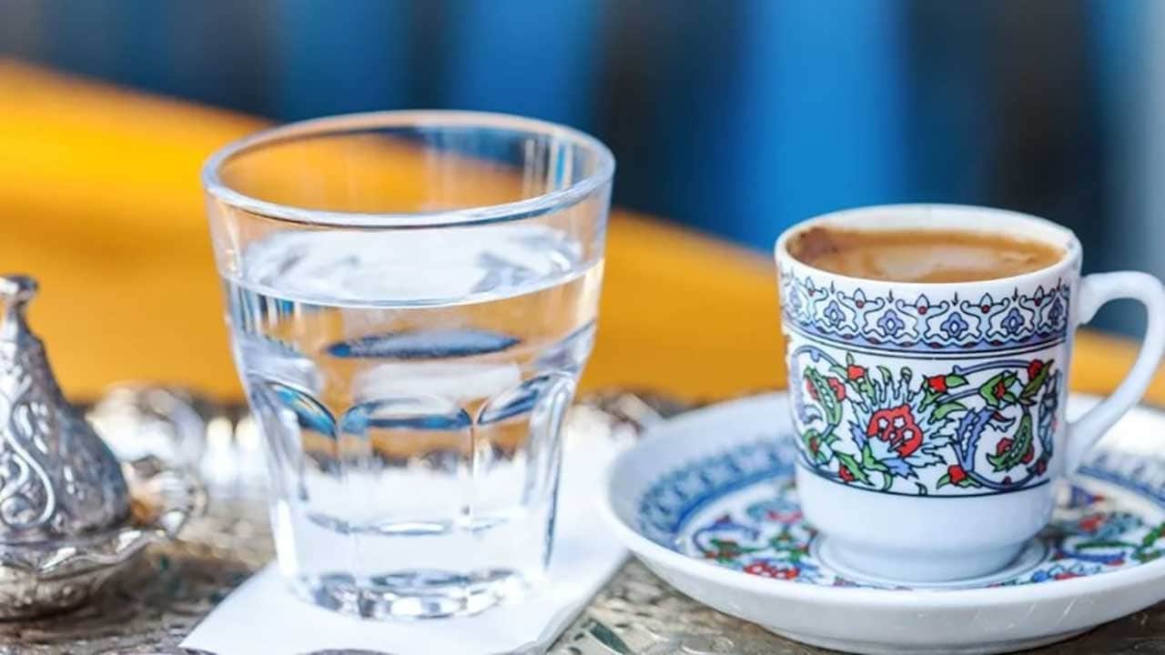 Foto - Kahvenin yanında gelen o bardak su ne zaman içilmeli! Uzmanlar açıkladı, bildiğiniz her şeyi unutun!