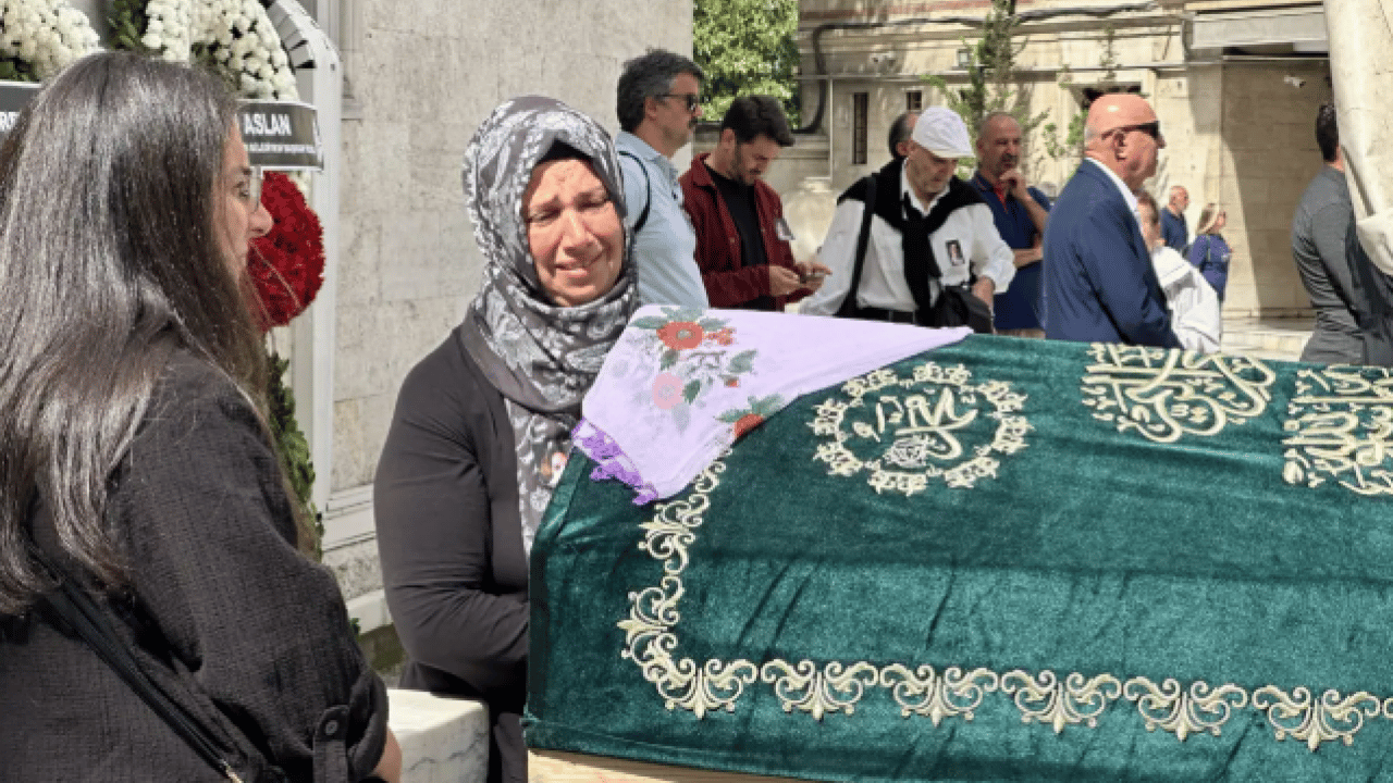 Foto - Kanserle olan savaşı kaybetti: Gülsen Tuncer son yolculuğuna uğurlandı!
