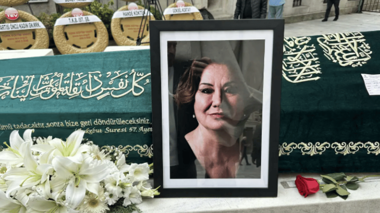 Foto - Kanserle olan savaşı kaybetti: Gülsen Tuncer son yolculuğuna uğurlandı!